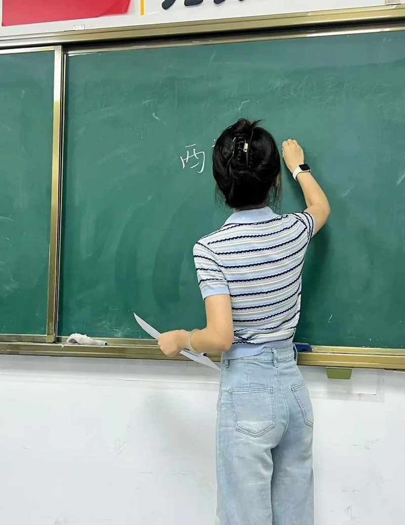 Ảnh giáo viên cầm sách giảng bài