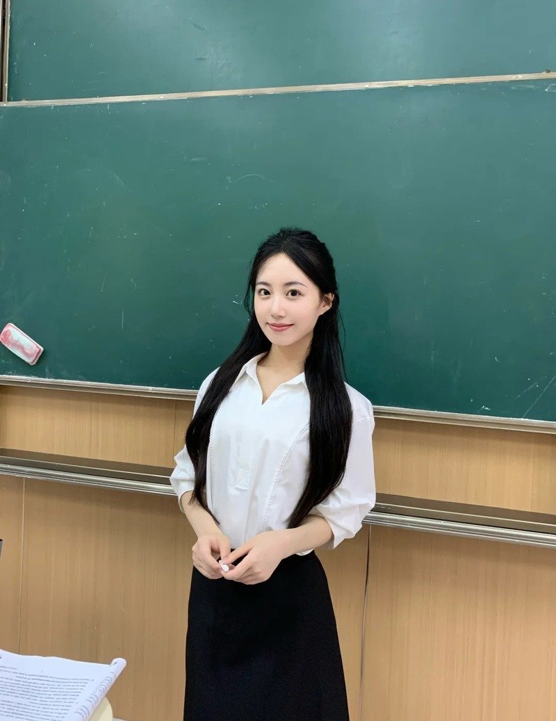 Ảnh thầy giáo đang dạy học trong lớp