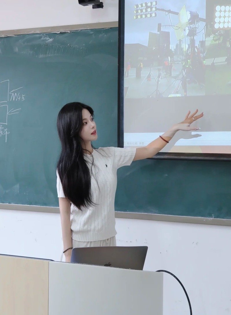 Hình ảnh cô giáo yêu thương học trò
