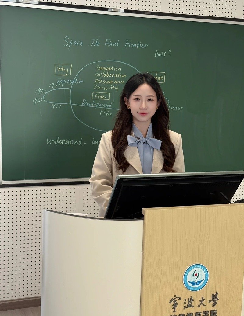 Ảnh thầy giáo đang trao đổi với học sinh