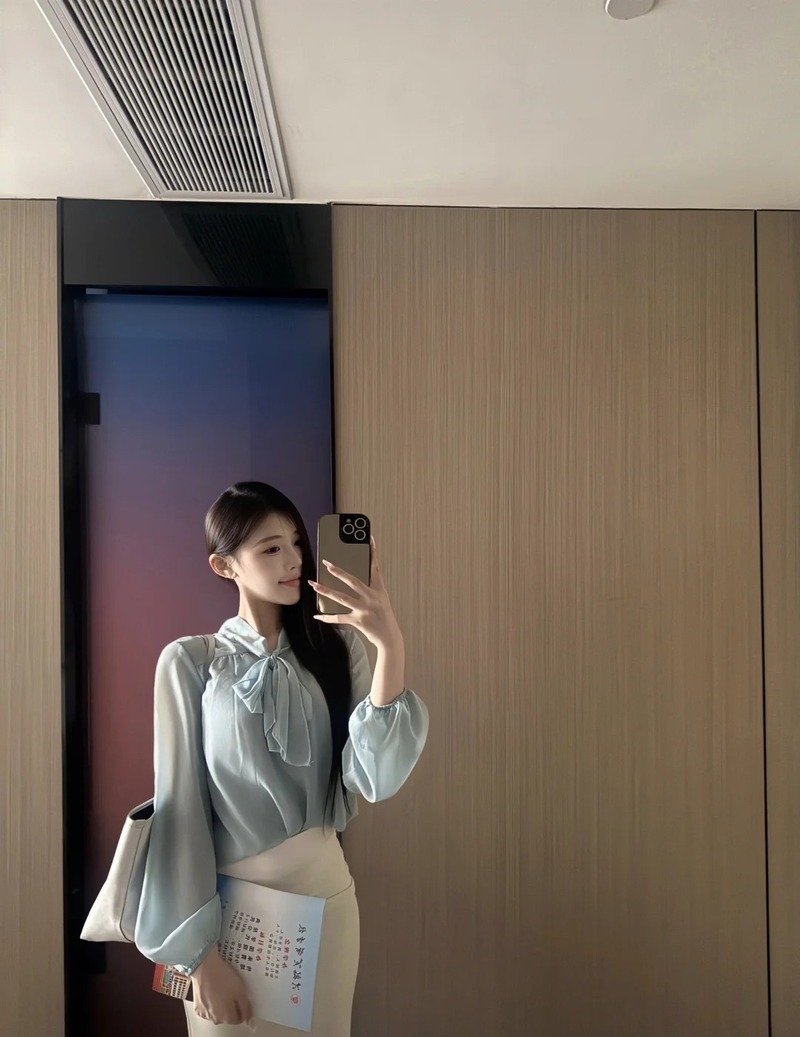 Ảnh nghề giáo viên tận tâm bên học sinh