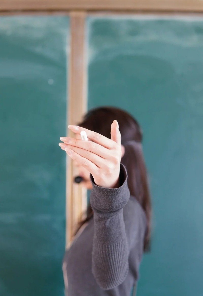 Hình ảnh nghề giáo viên cao quý và đáng trân trọng