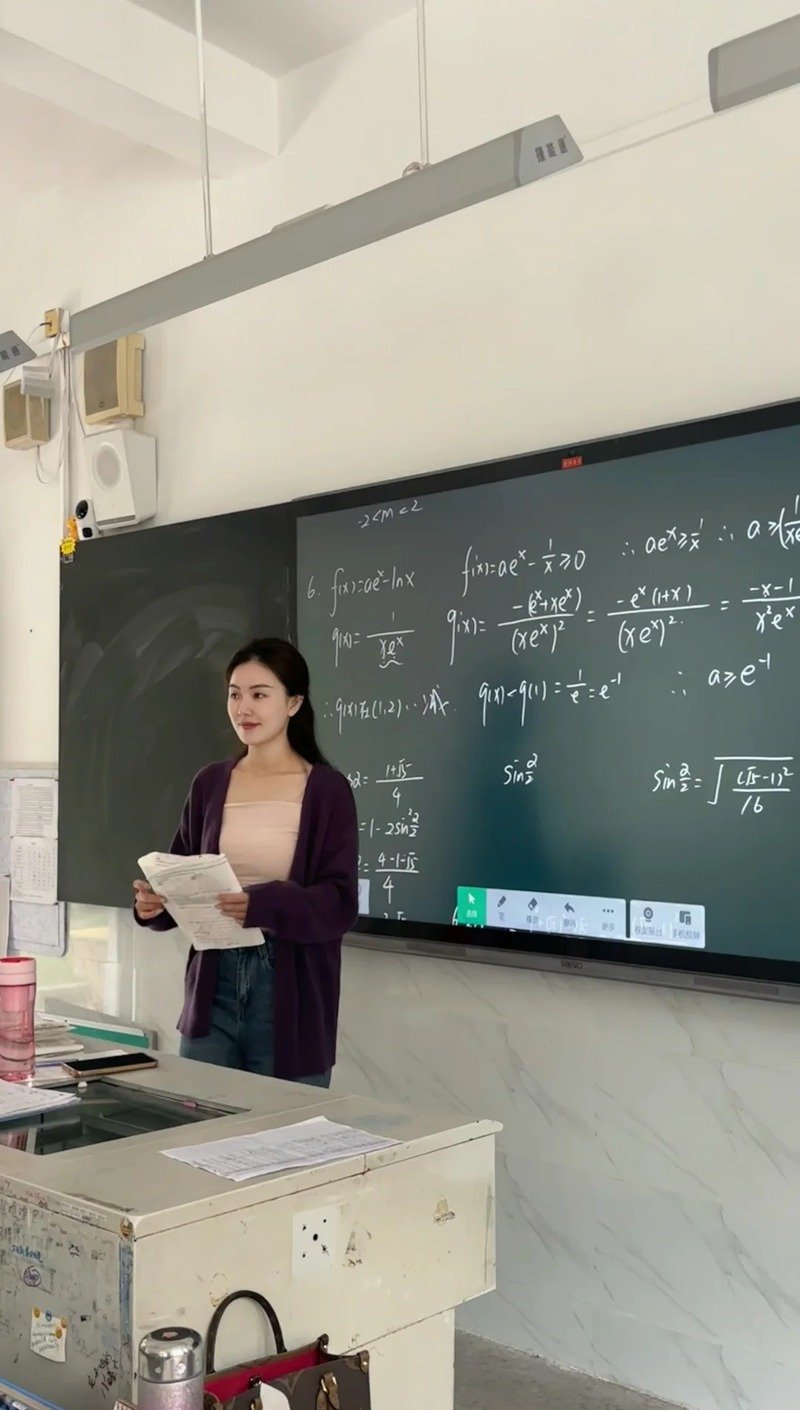 Hình ảnh cô giáo dạy học sinh chăm chú