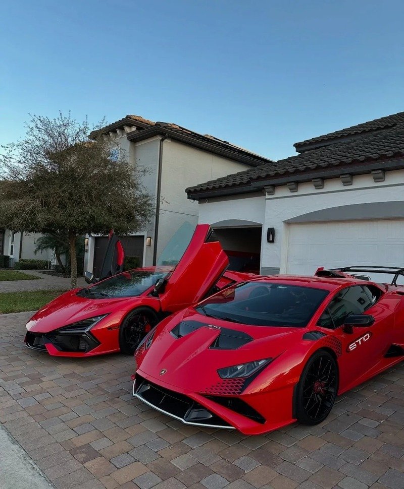 Xe Lamborghini màu vàng nổi bật trên đường