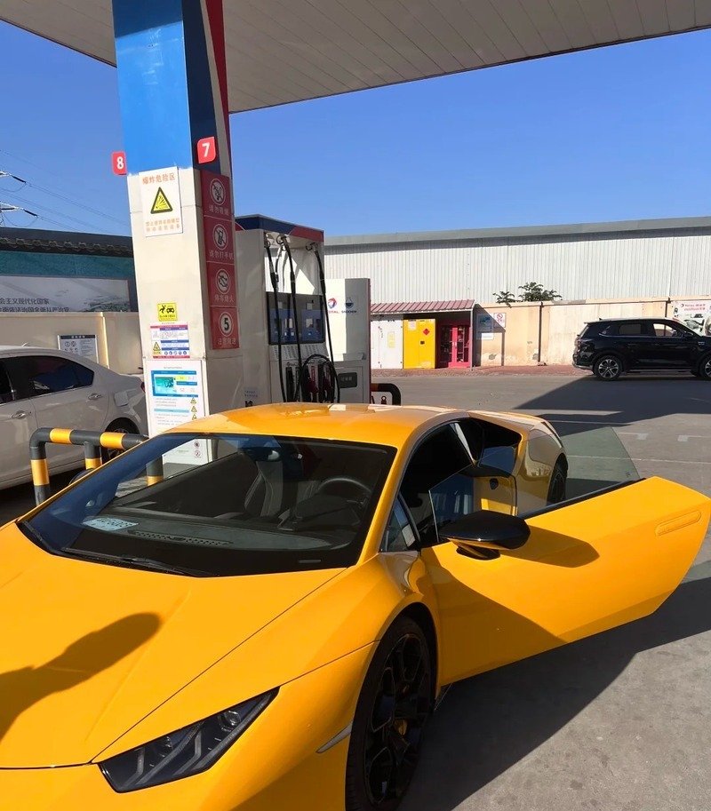 Hình ảnh siêu xe Lamborghini đỗ trong showroom