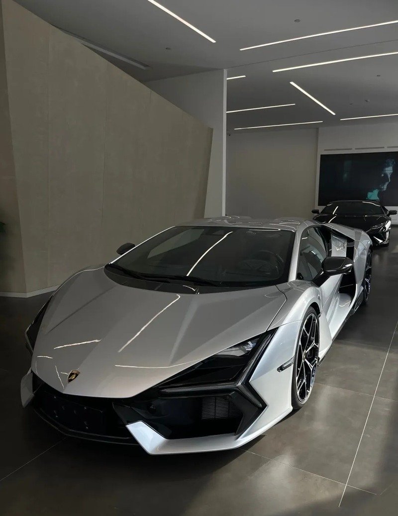 Hình ảnh Lamborghini sang trọng trong thành phố