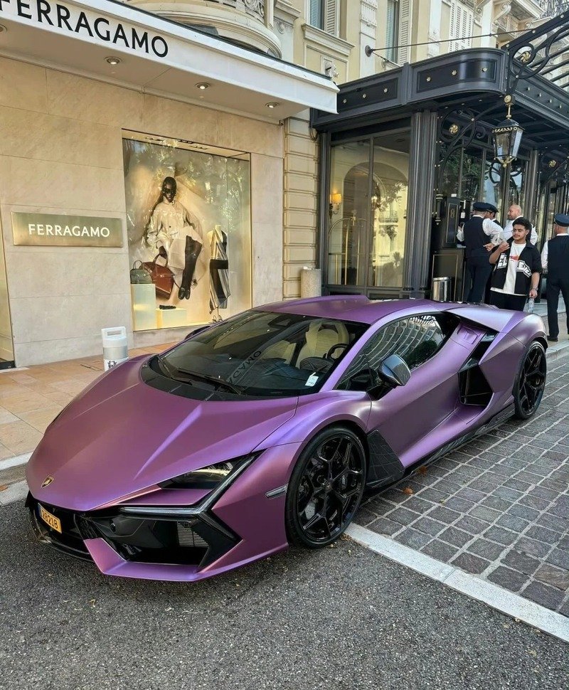 Siêu xe Lamborghini với động cơ mạnh mẽ