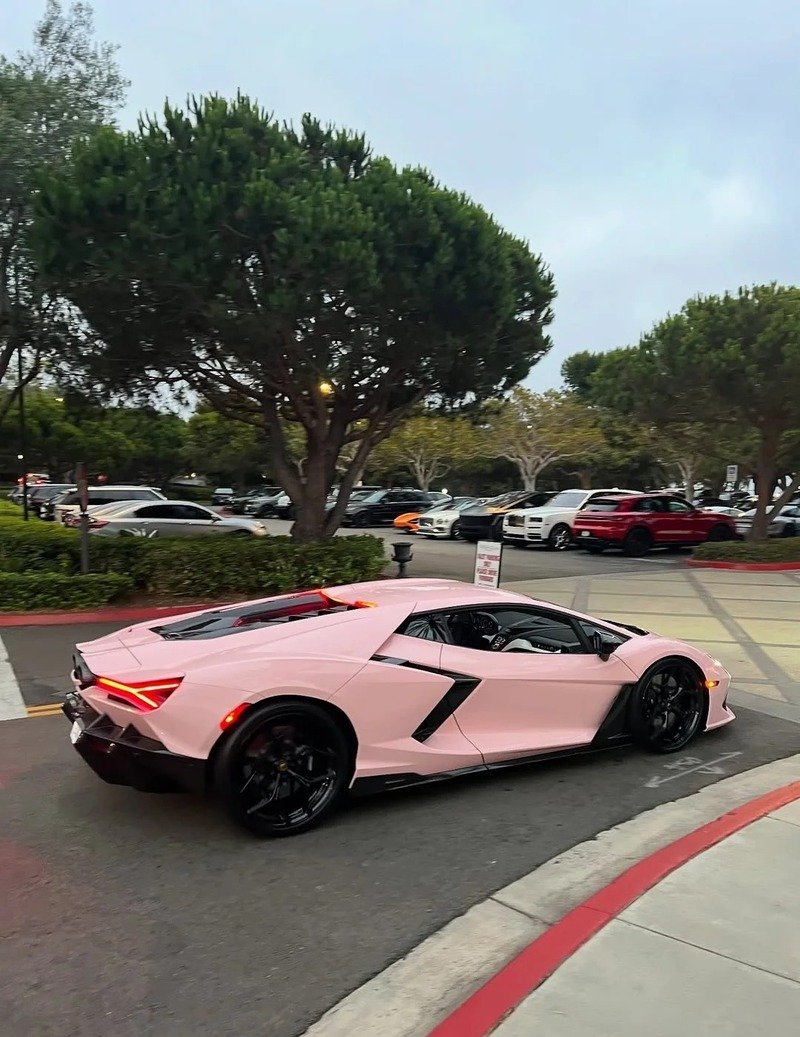 Xe Lamborghini phiên bản cao cấp đầy cuốn hút