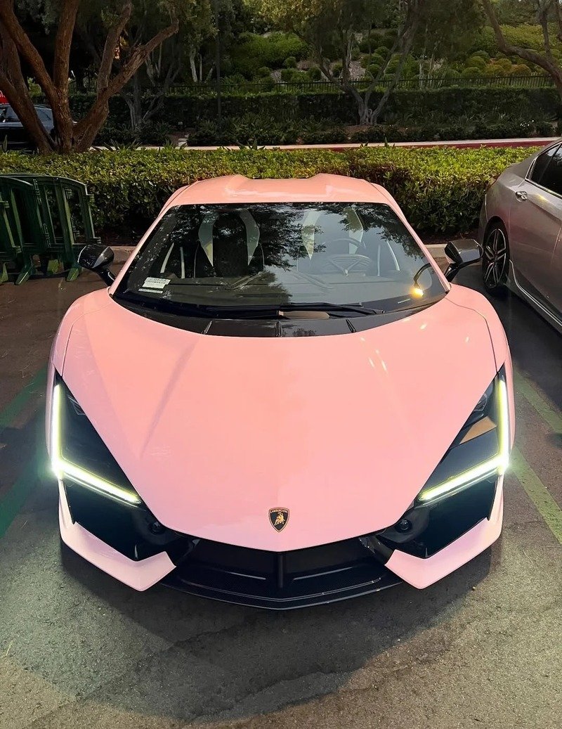 Hình ảnh xe Lamborghini trong không gian sang trọng