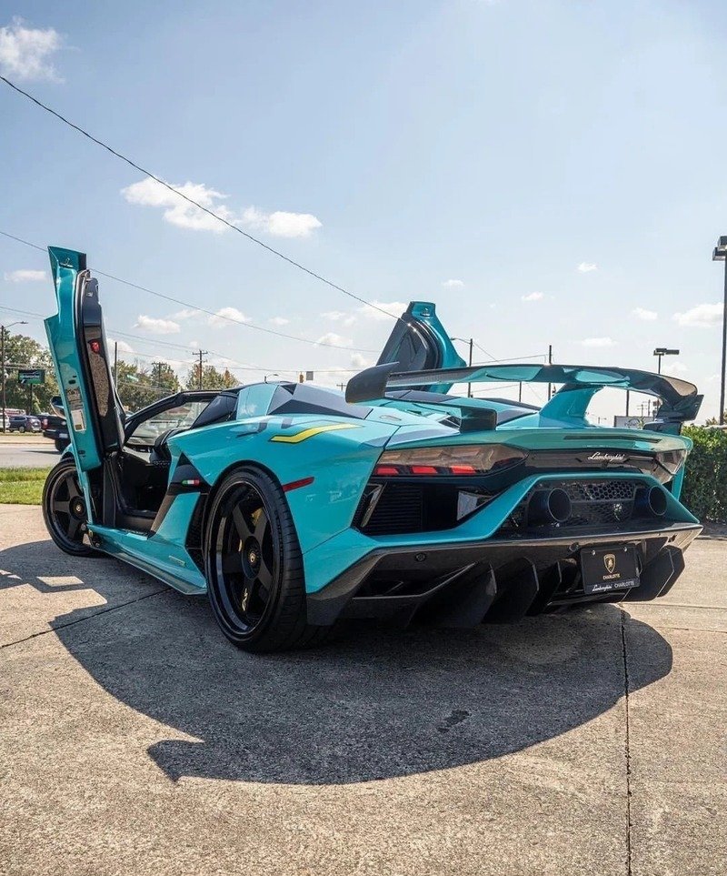 Hình ảnh xe Lamborghini hiện đại với kiểu dáng mạnh mẽ
