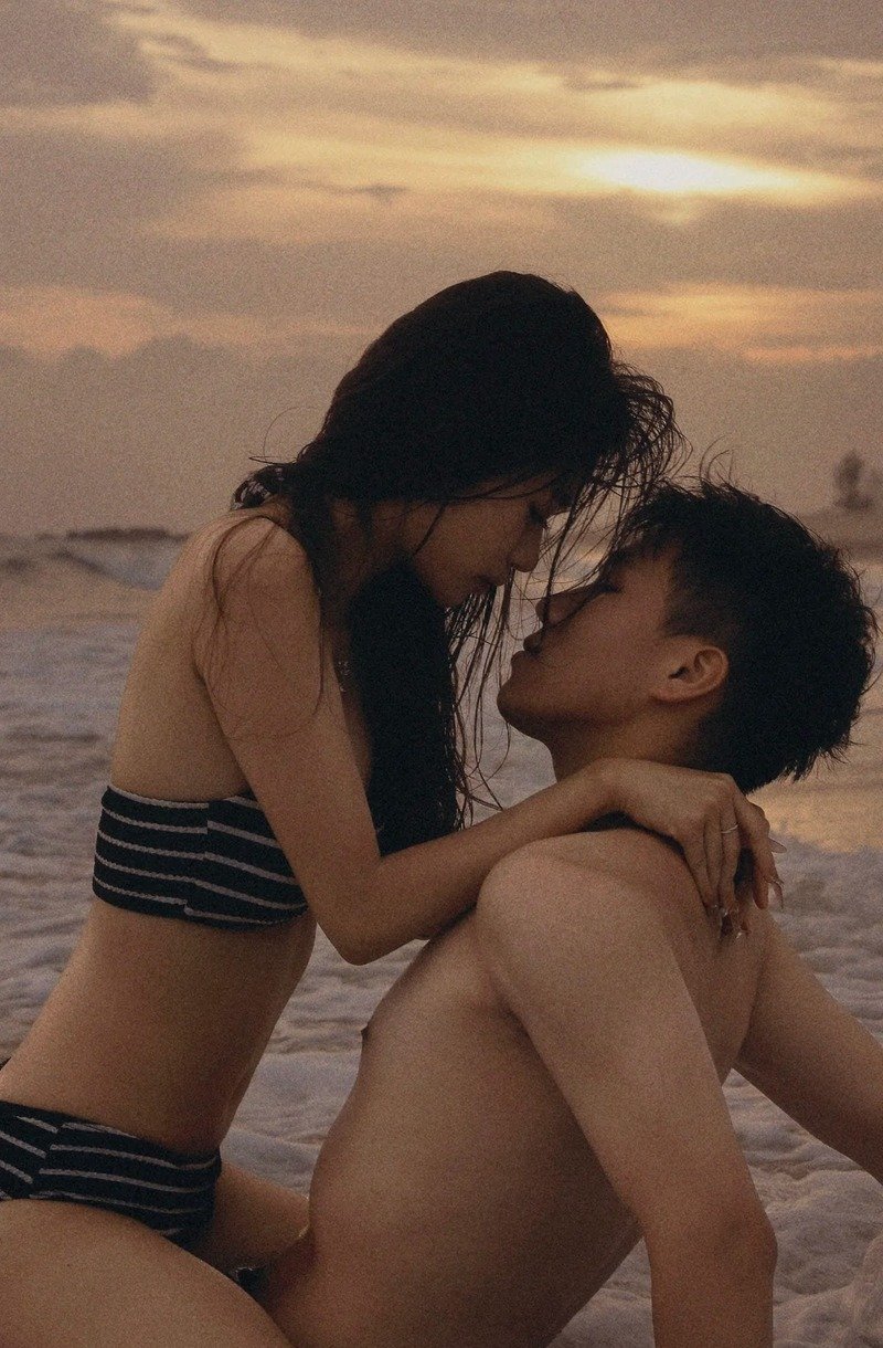 Hình ảnh cái ôm ngọt ngào và hạnh phúc