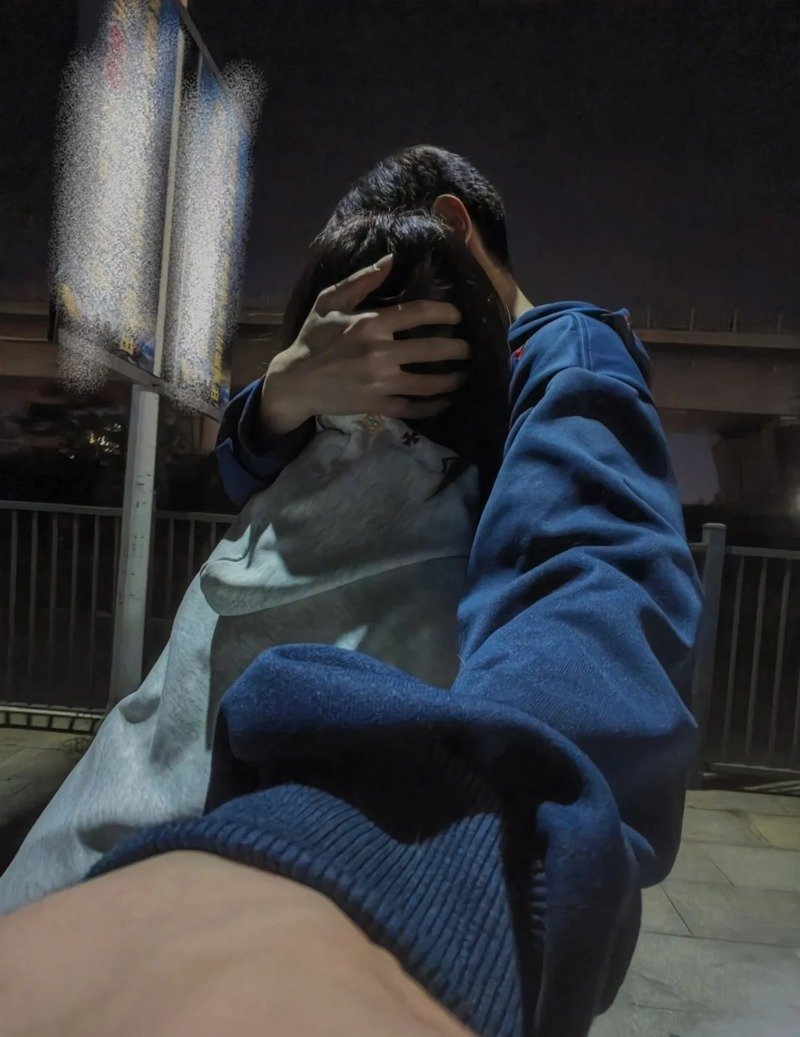 Hình ảnh ôm nhau đầy tình cảm
