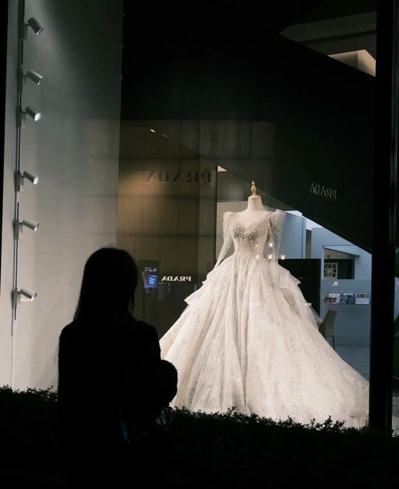 ảnh đứng nhìn váy cưới buồn 1