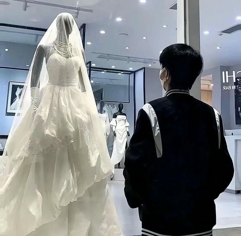 ảnh đứng nhìn váy cưới buồn 33