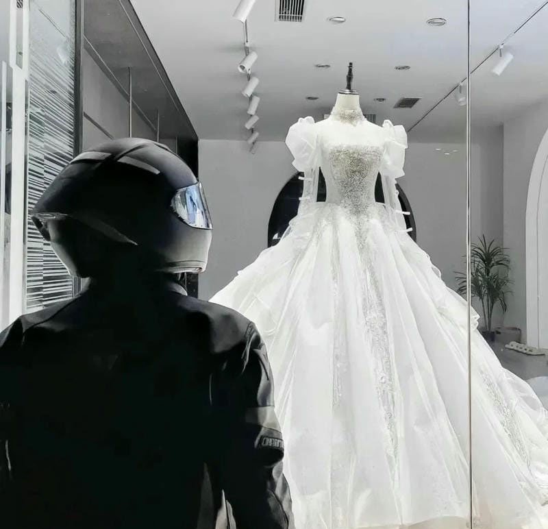 ảnh đứng nhìn váy cưới buồn 35
