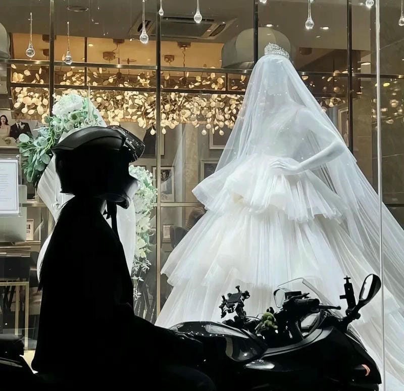 ảnh đứng nhìn váy cưới buồn 36