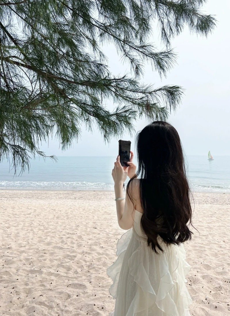 ảnh gái đi biển che mặt 10