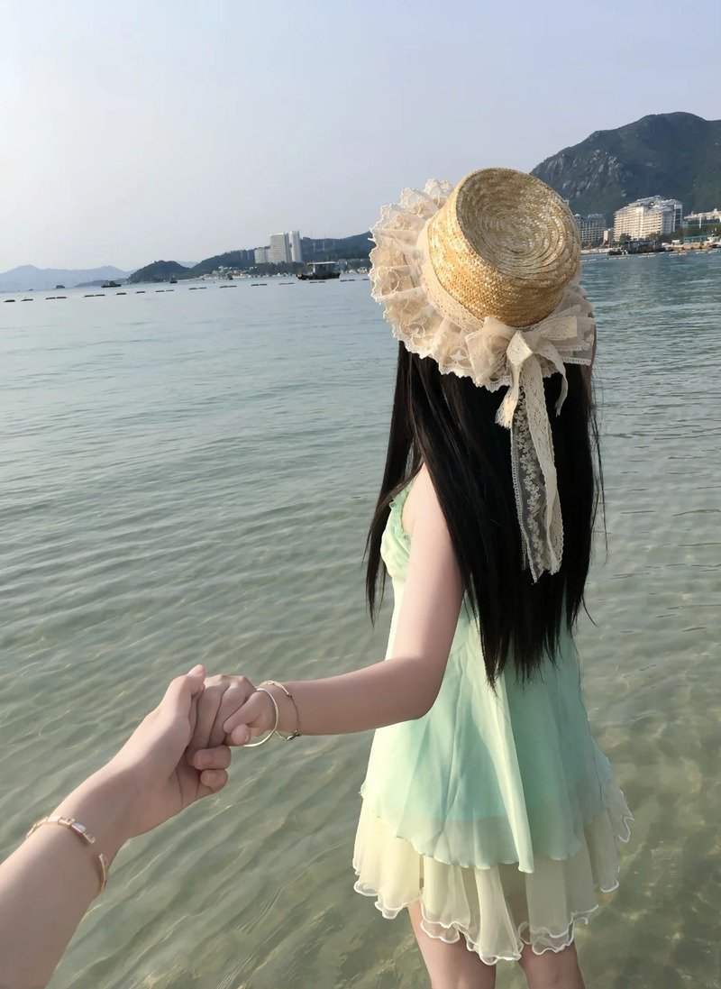 ảnh gái đi biển che mặt 2