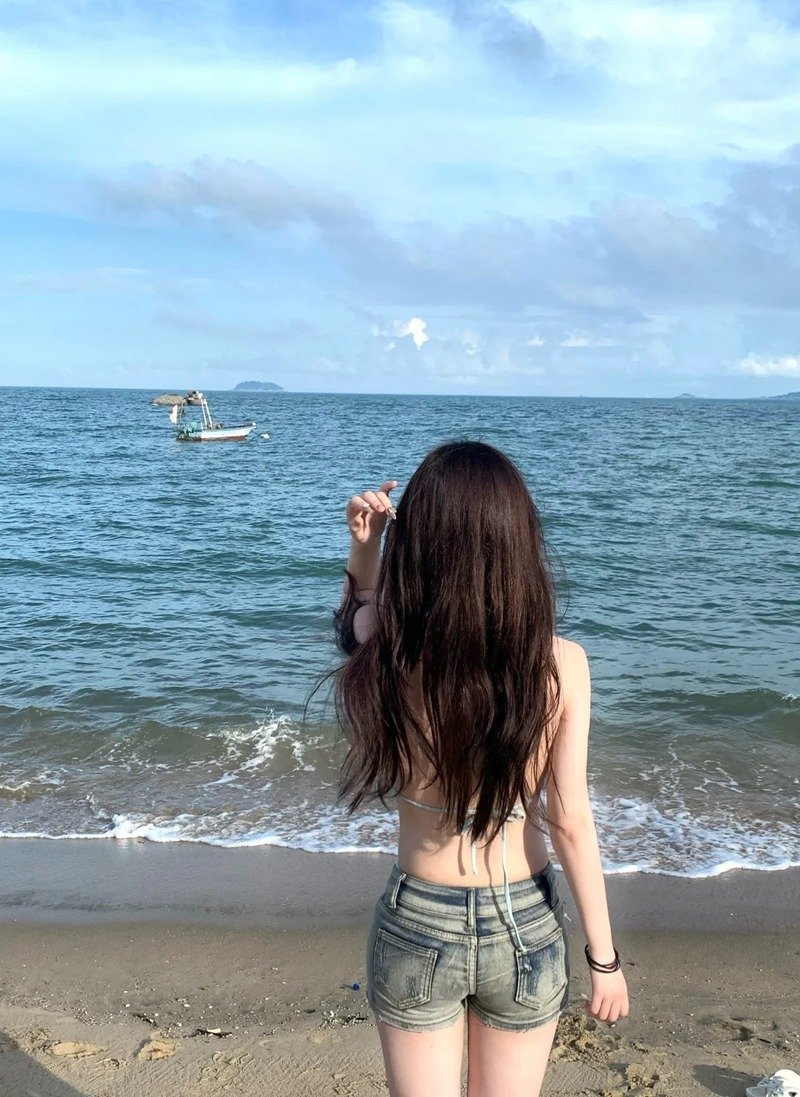 ảnh gái đi biển che mặt 3