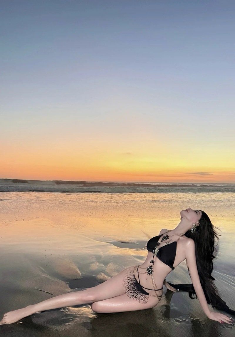 ảnh gái mặc bikini đen 20