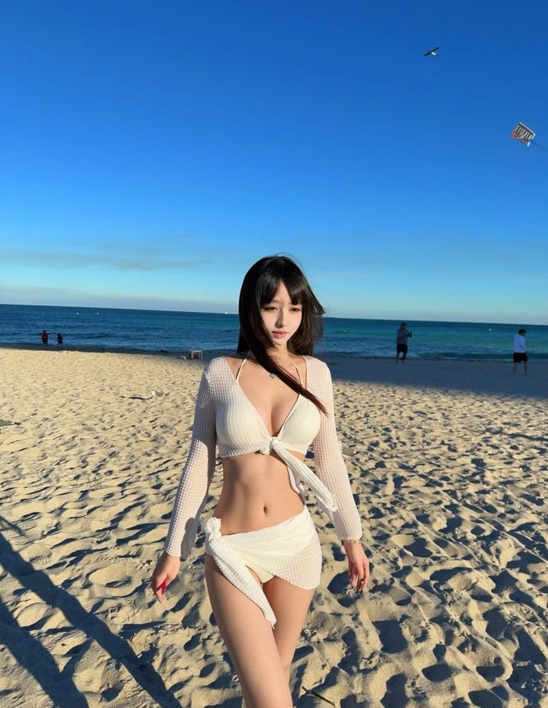ảnh gái mặc bikini trắng
