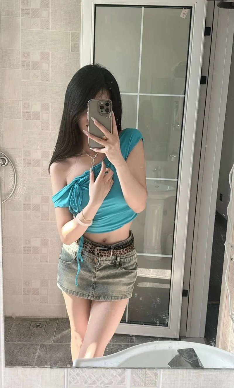 ảnh gái xinh che mặt bằng điện thoại 2