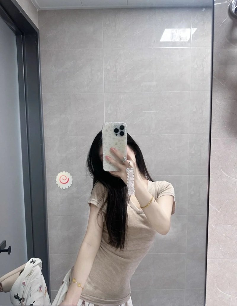 ảnh gái xinh che mặt bằng điện thoại 8