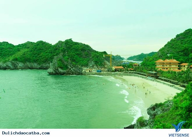 Bãi biển đẹp ở đảo Cát Bà