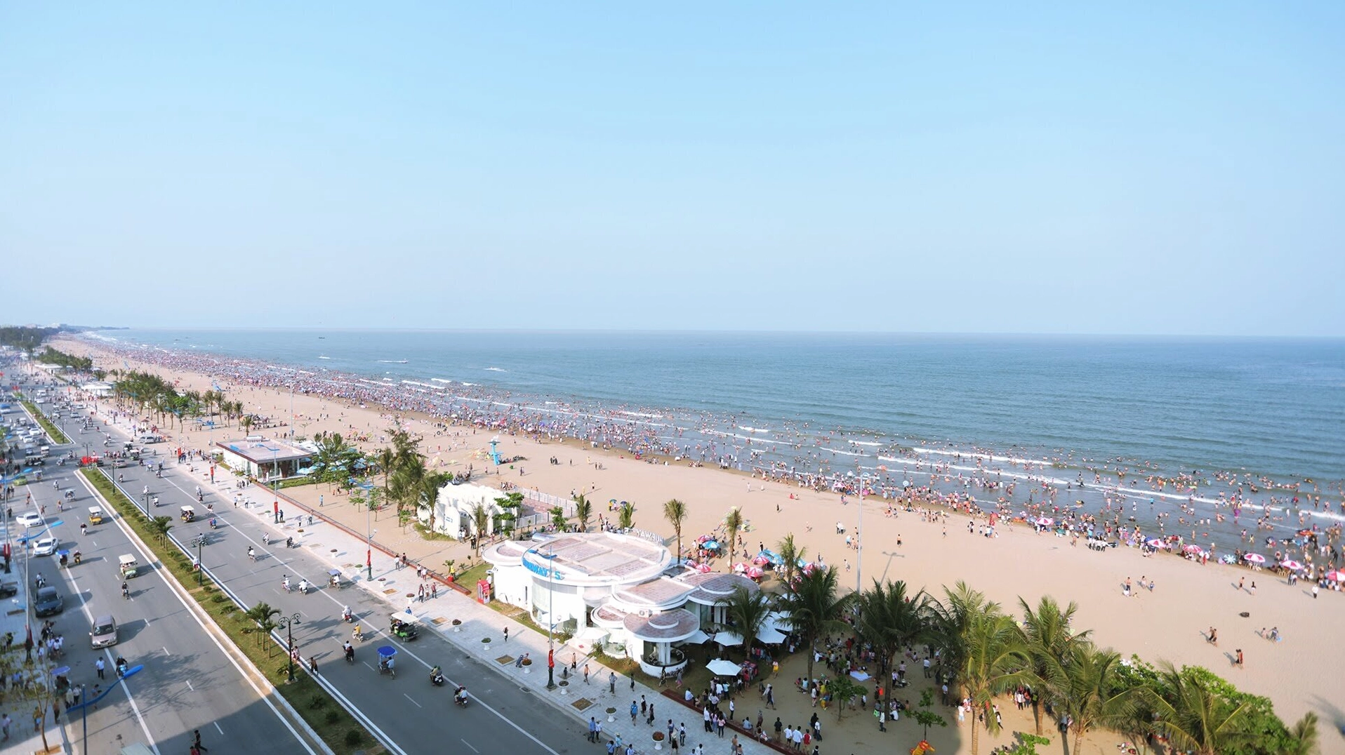 Bãi biển Sầm Sơn với những con thuyền đánh cá