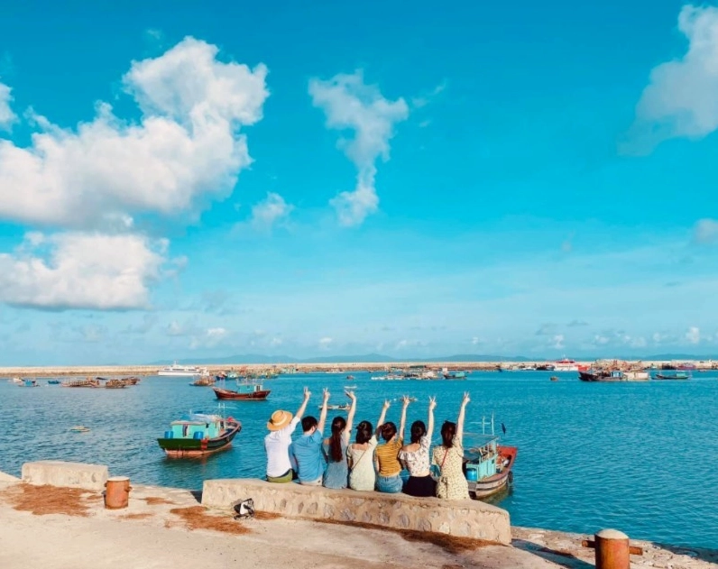 Bãi biển Vàn Chảy Cô Tô với cát trắng và nước biển trong xanh