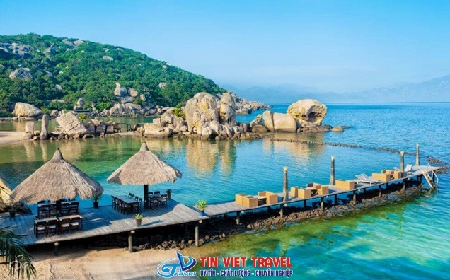 Bãi biển xanh biếc tại Đảo Bình Hưng