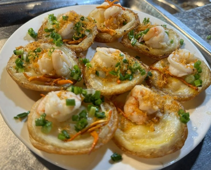 Bánh khọt Vũng Tàu hấp dẫn với tôm và hành lá