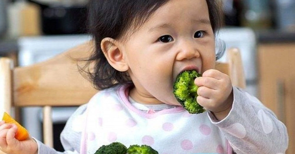 Bé bị sốt nên ăn nhiều rau xanh và trái cây để tăng đề kháng
