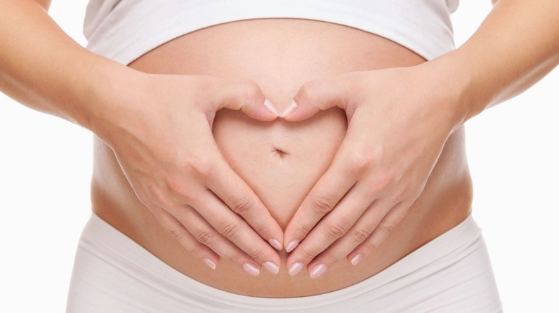 Bên cạnh ăn trứng ngỗng, mẹ bầu cần duy trì bữa ăn cân đối gồm rau xanh, trái cây, chất đạm lành mạnh và đủ nước để hỗ trợ tiêu hóa
