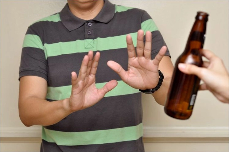 Bệnh nhân cần tránh xa rượu bia khi thực hiện chế độ ăn cho người bệnh gout.