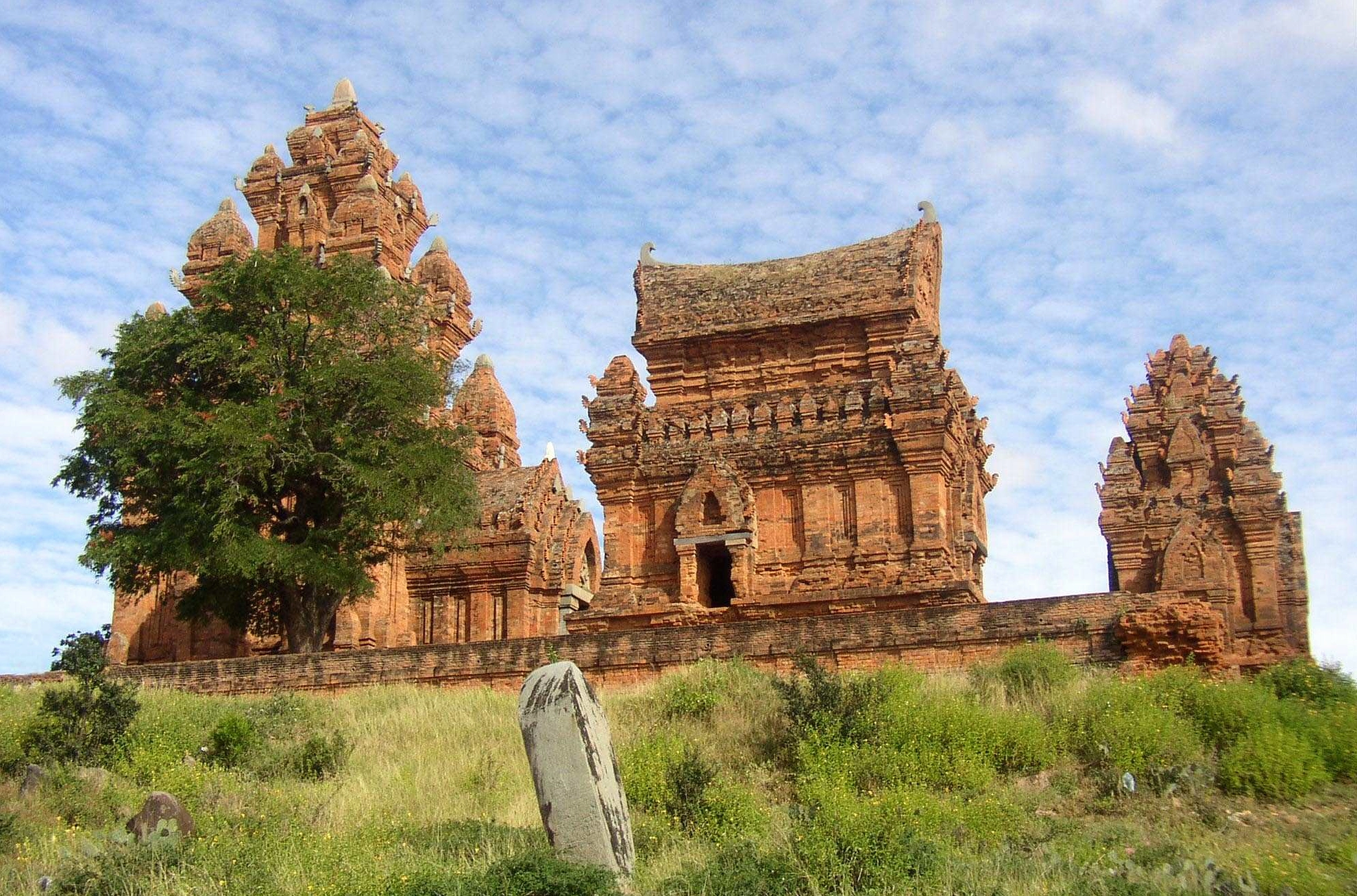 Biển Ninh Chữ thơ mộng với bãi cát trắng và làn nước xanh