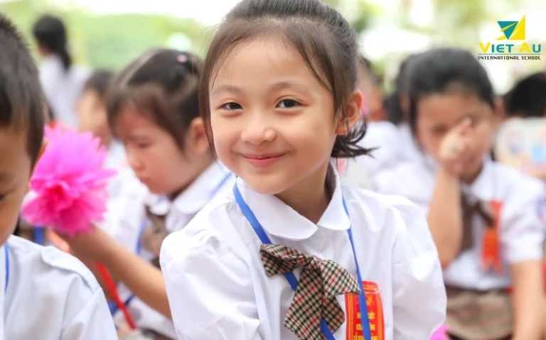 Biểu hiện tình cảm học sinh tiểu học: Dấu hiệu nhận biết & cách tương tác
