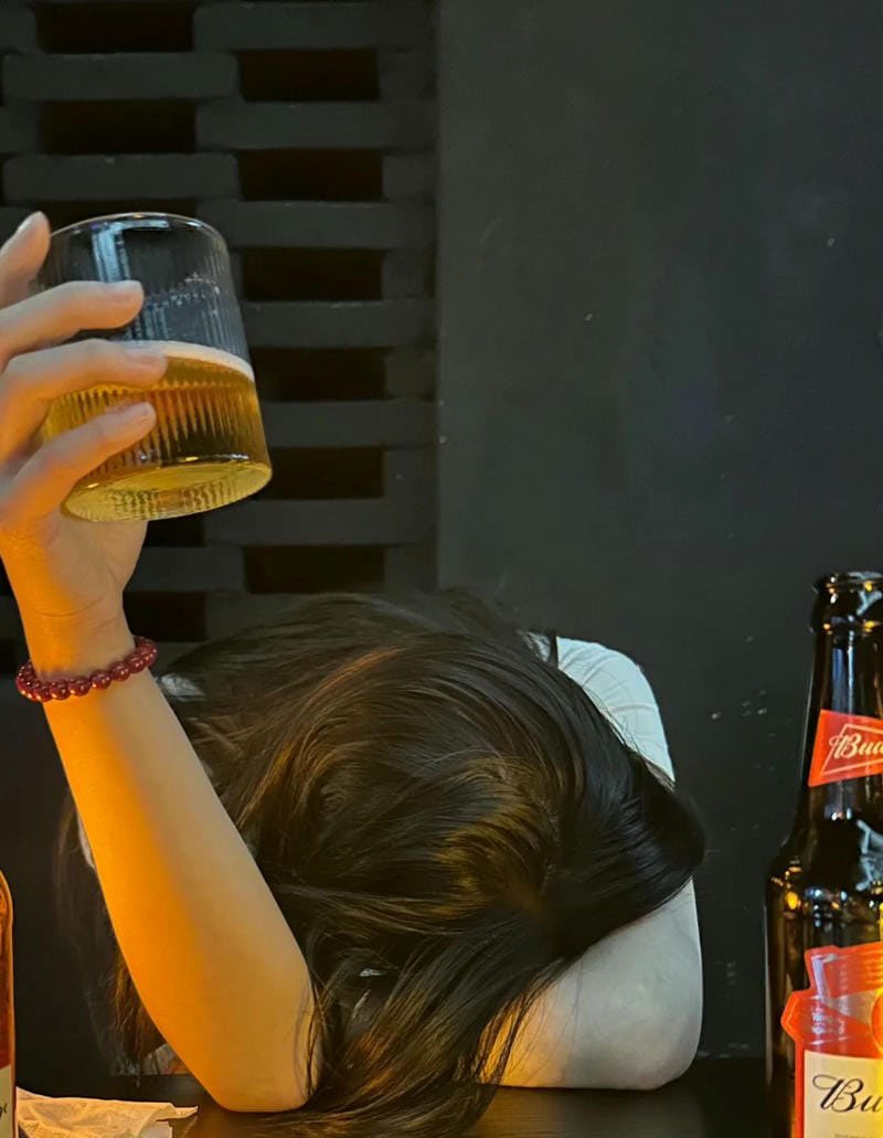 buồn ảnh bia rượu tự chụp 3