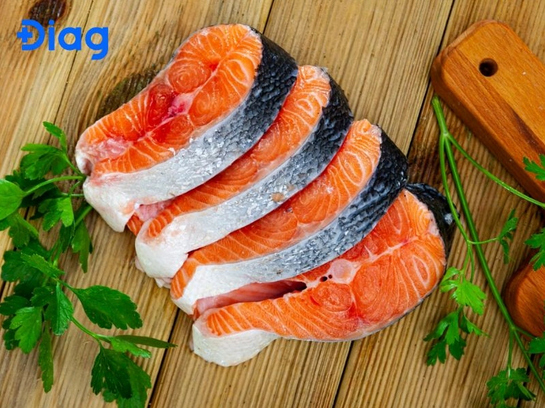 Cá hồi là nguồn thực phẩm cung cấp vitamin B12 và Omega-3