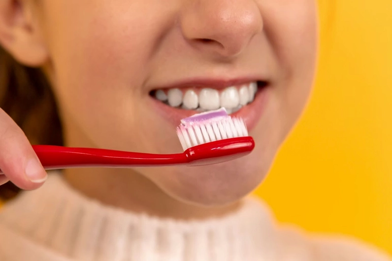 Cần vệ sinh răng miệng sau khi ăn sữa chua để bảo vệ men răng