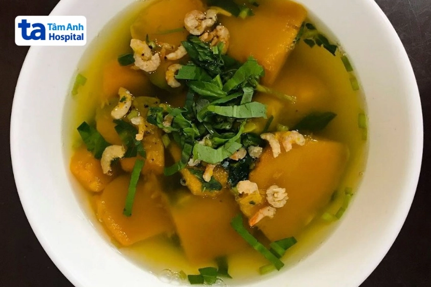 Canh bí đỏ nấu tôm khô cho người bệnh gút