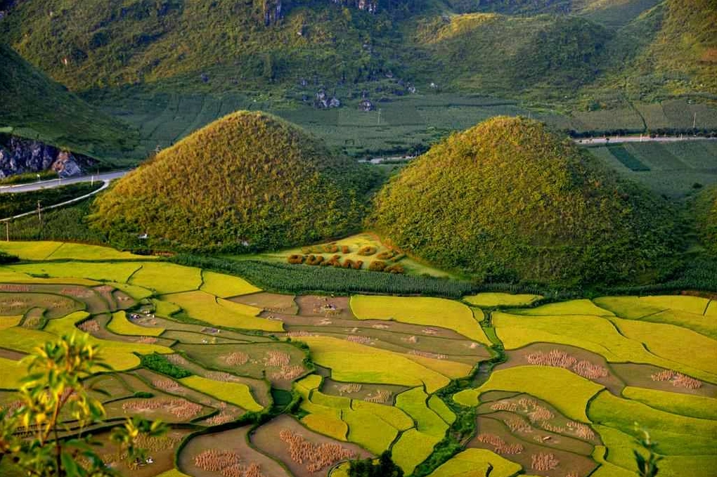 Cảnh quan hùng vĩ của Núi Đôi Quản Bạ