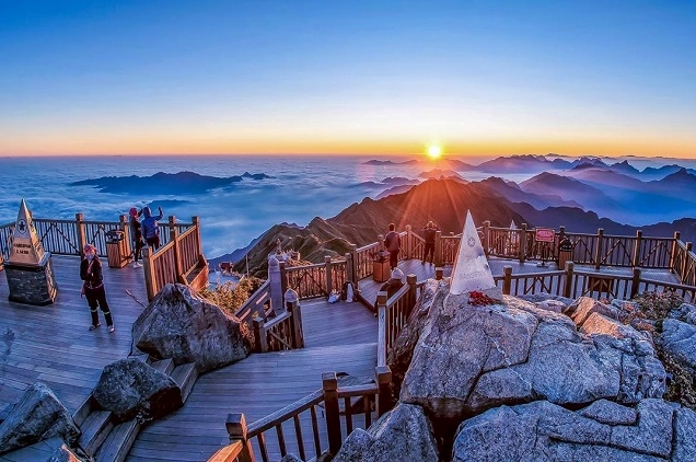 Cảnh quan nhìn từ tàu hỏa leo núi Mường Hoa