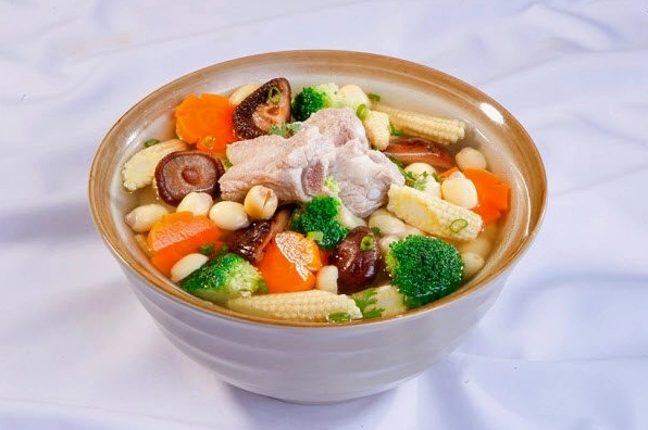 Canh thịt hoặc rau củ dễ ăn và dễ tiêu hóa mỗi khi bị cảm cúm