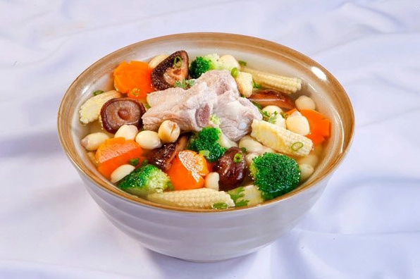 Canh thịt hoặc rau củ dễ ăn và dễ tiêu hóa mỗi khi bị cảm cúm.