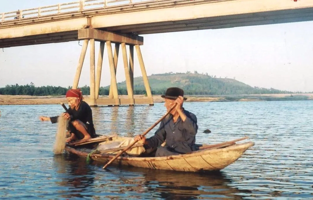 Cầu Trà Khúc về đêm