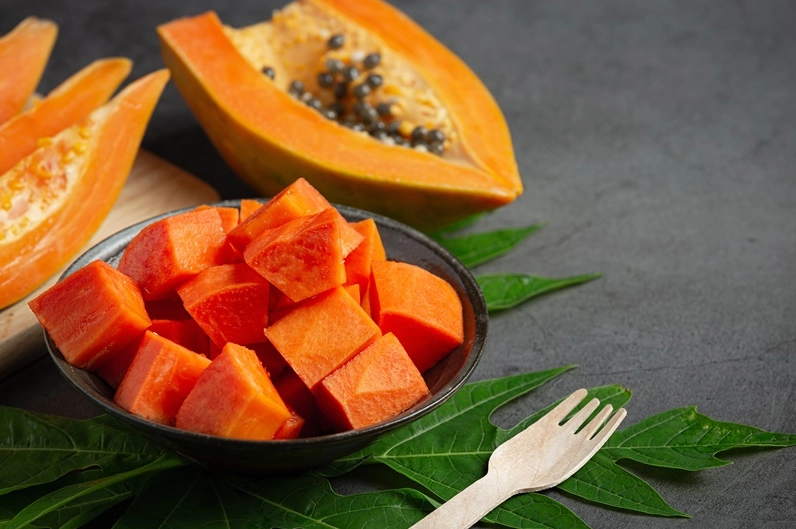 Chị em nên ăn đu đủ để bổ sung vitamin A