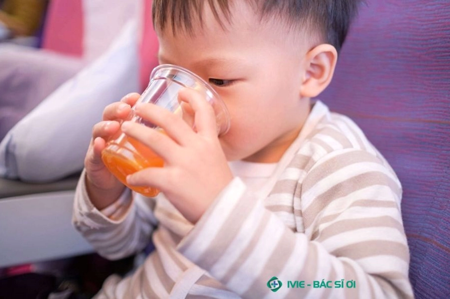 Cho trẻ uống nước cam ép để bù điện giải và lượng nước đã mất