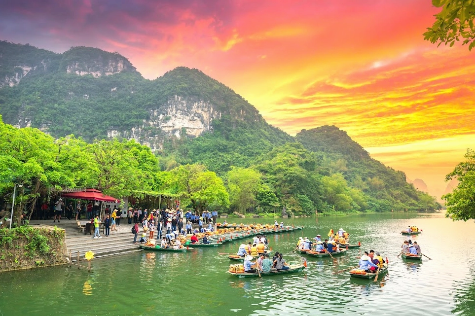 Chùa Bích Động cổ kính và linh thiêng