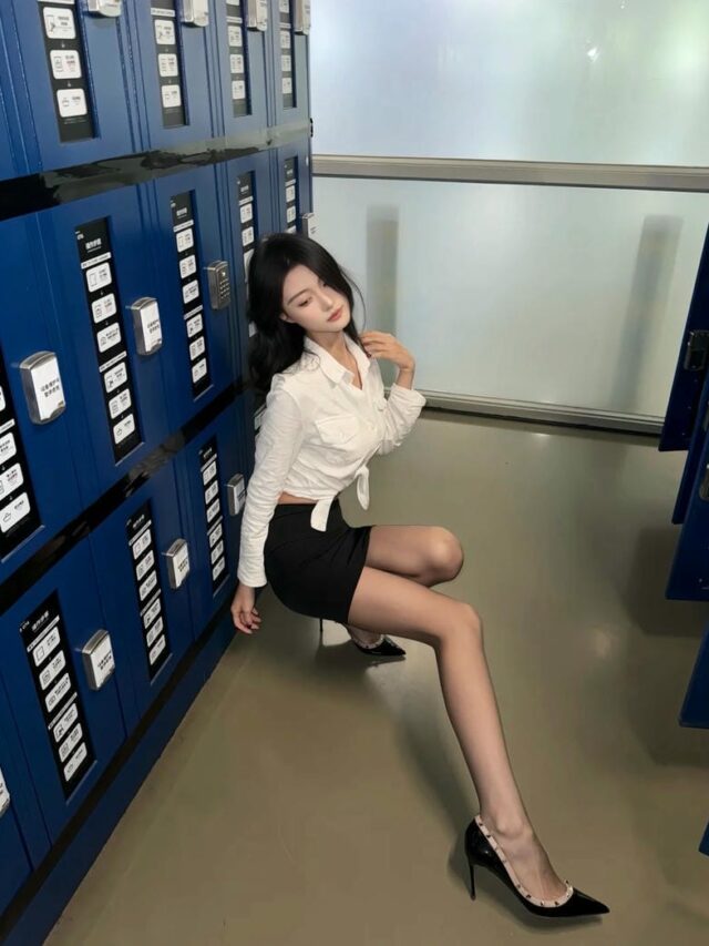 Ảnh gái xinh mặc váy ngắn đen đẹp hiện đại chuẩn gu giới trẻ